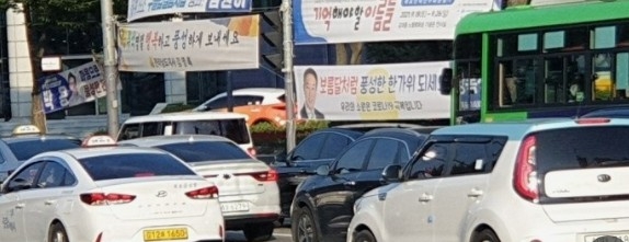 거리를 점령한 불법 현수막, 목포시 대응책 시급하다