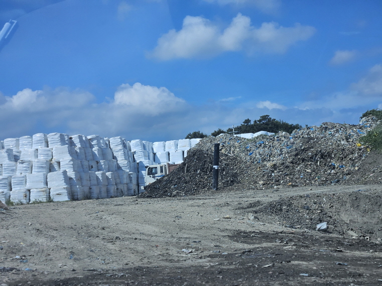 해남군 폐기물 선별장, 불법 운영 방치…“·시공사 책임 회피 도 넘어”