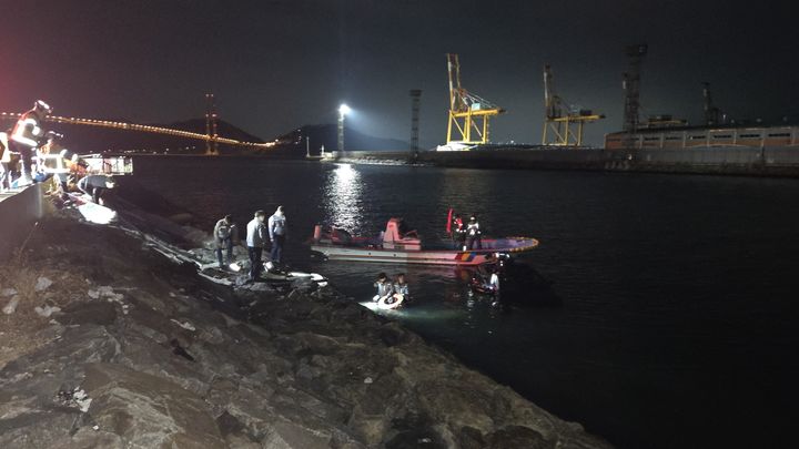 광양항 해양공원서 차량 해상 추락…40대 남녀 2명 구조