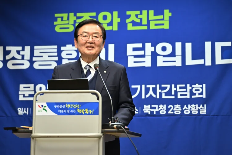 '지선 불출마' 문인 광주 북구청장, 지지층 표심 어디로