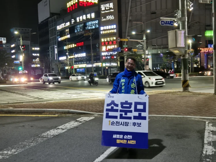 빗속에서도 우산 접은 손훈모…출근길·퇴근길 ‘현장 정치’에 시민 호평