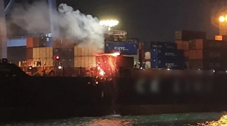 광양항行 컨테이너선 불, 사상없어…적재된 숯 자연발화