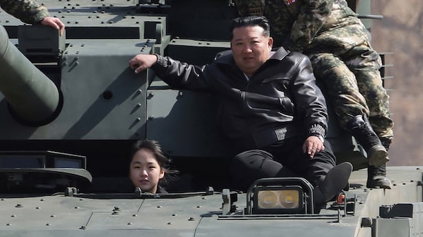 북한 김정은 딸 김주애 아버지 오마주