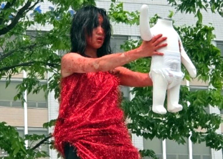 여수 해든이 고통을 형상화한 퍼포먼스