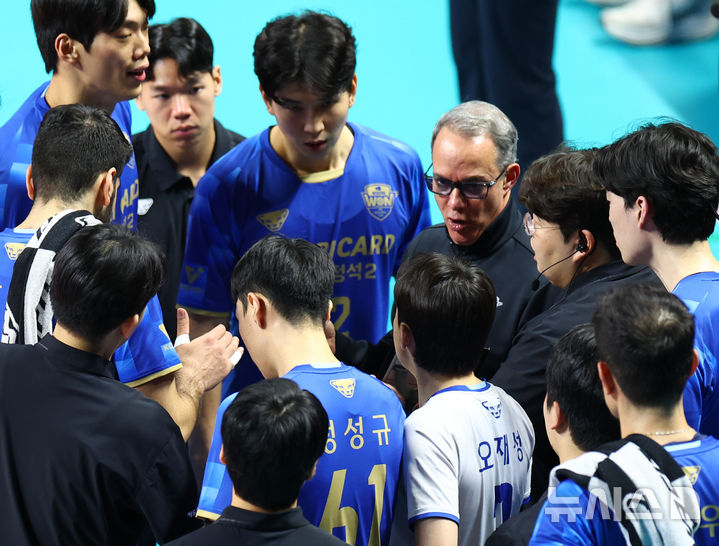 지휘봉 내려놓는 사령탑들…V-리그 후반기 앞두고 새판 돌입