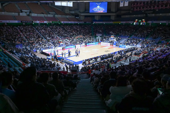 프로농구 '농구영신' 역대 최다 관중 3위 기록…DB 승리로 종료(종합)