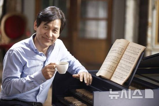 동서식품 '38년 동행' 안성기 추모…