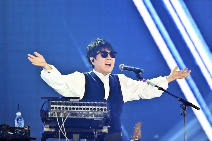 조용필, '친구여' 부르자 객석에선 